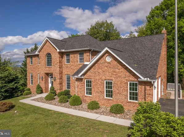 2384 Castlegreen Dr, Greencastle, PA 17225