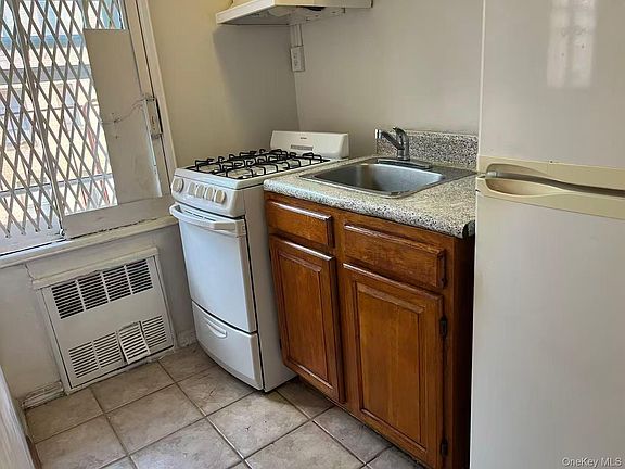 4th image of 1332 Metropolitan Avenue #6A