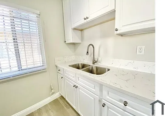 703 W 79th St #6 — Photo 4