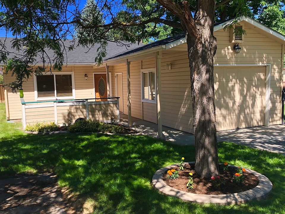 Front of home - Macondray