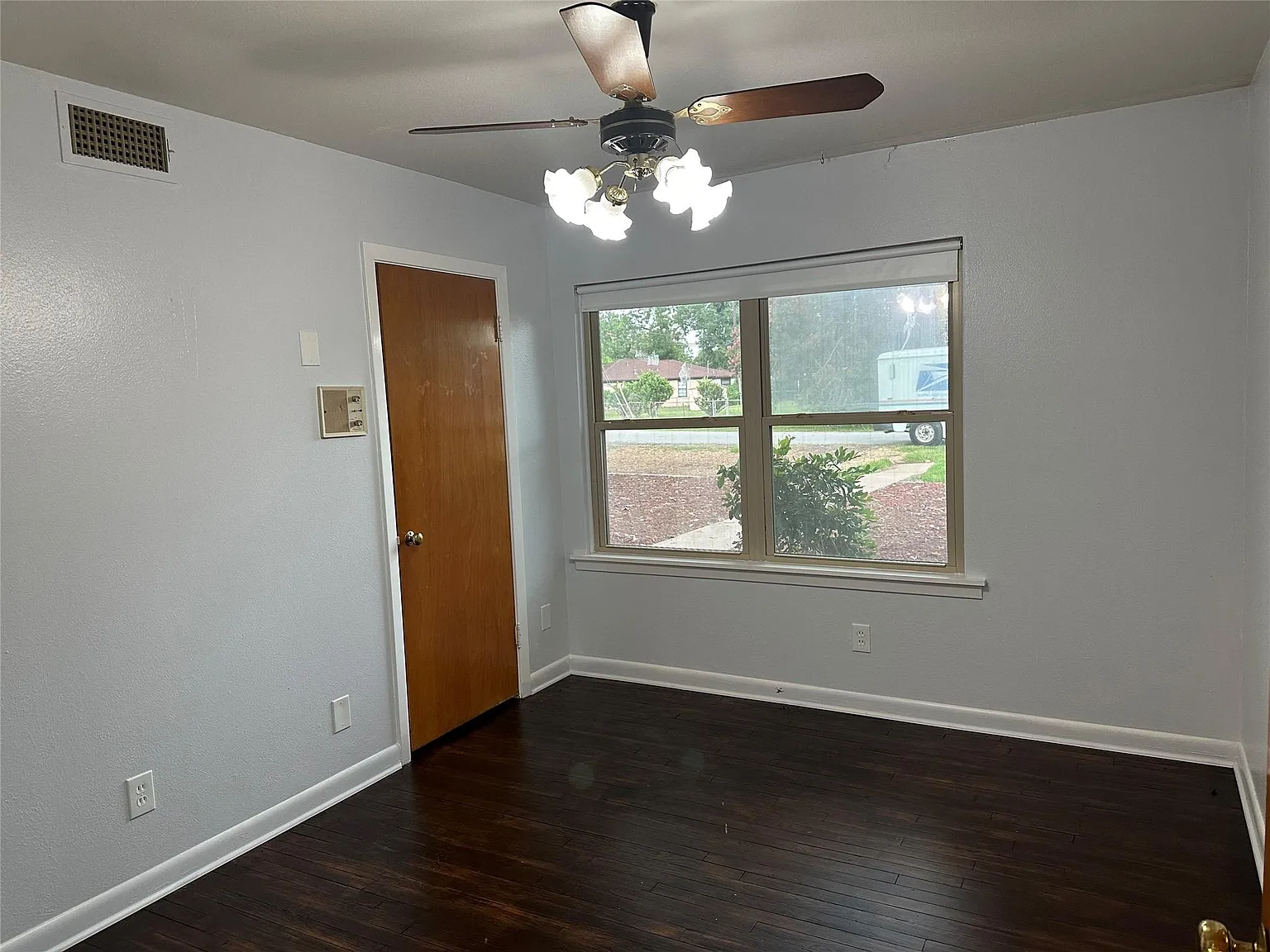 3 bed, 2.0 bath, 2161 sqft, $2,100 — Photo 4