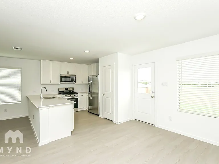 2701 Mistwood Dr — Photo 11
