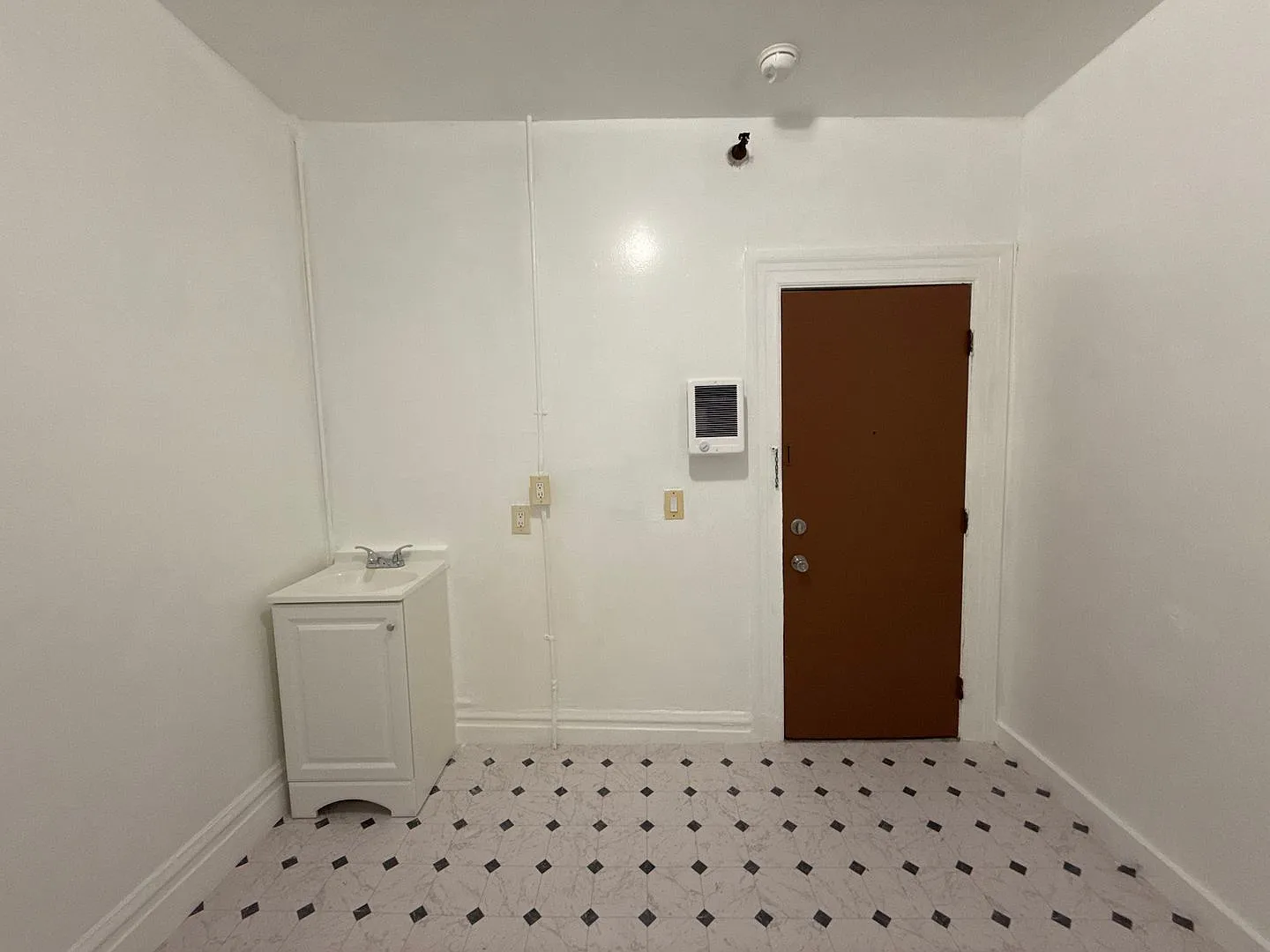 Private SRO Room near North Beach, Chinatown & Financial District — Photo 4