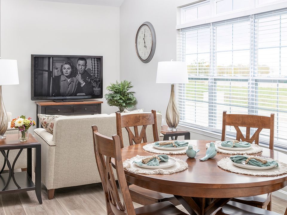 Open plan living, dining and kitchen. Vaulted ceiling, big windows and lots of natural light.