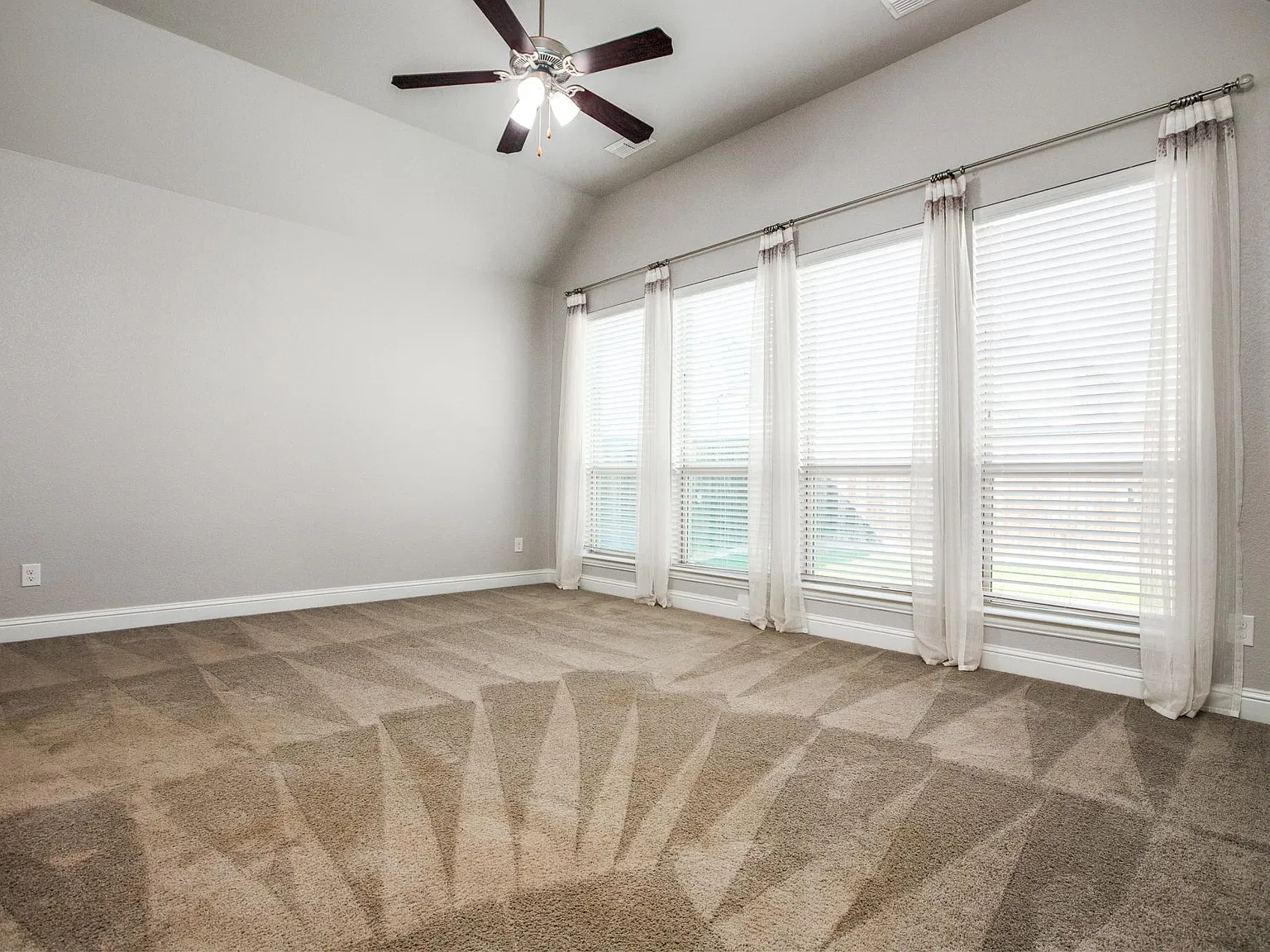 4 bed, 2313 sqft, $3,150 — Photo 3