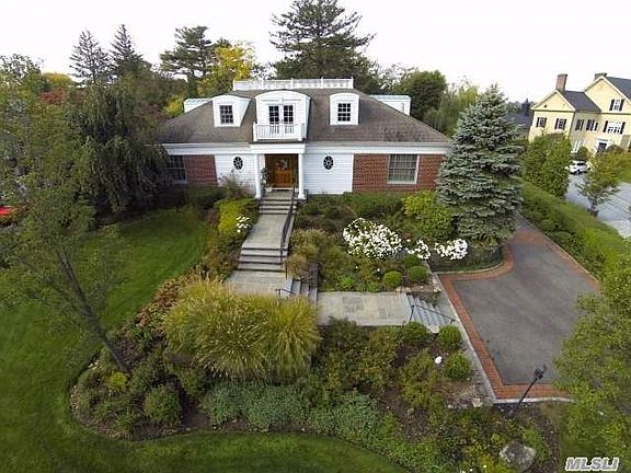 2nd image of 1812 Heritage Way