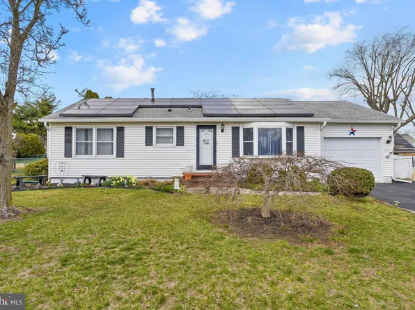 12 Hamilton Lakes Dr, Hamilton, NJ 08619