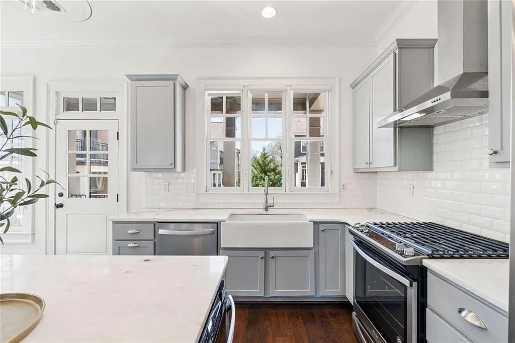 3 bed, 3.5 bath, 2618 sqft, $3,500 — Photo 4