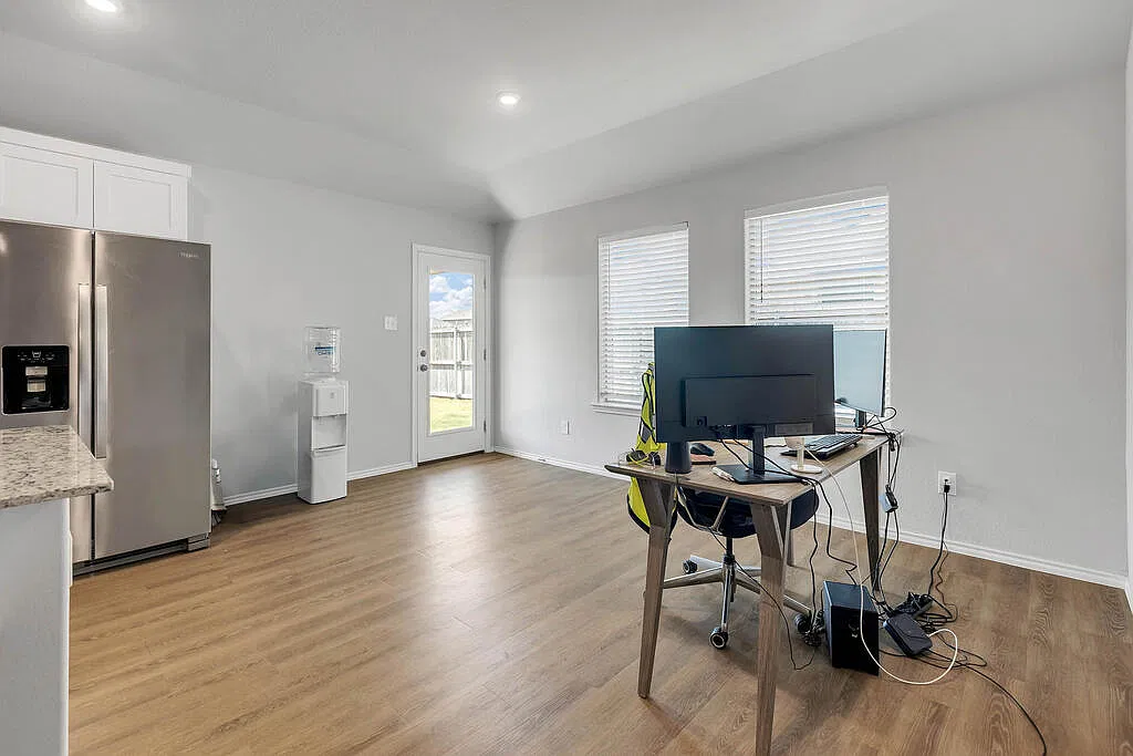 3 bed, 2.0 bath, 1653 sqft, $2,658 — Photo 4