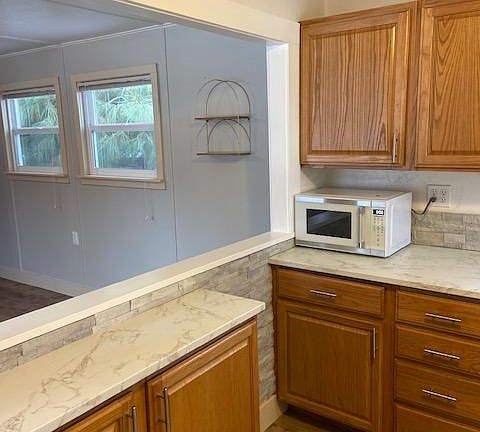 4th image of 635 W Lakeshore Pl