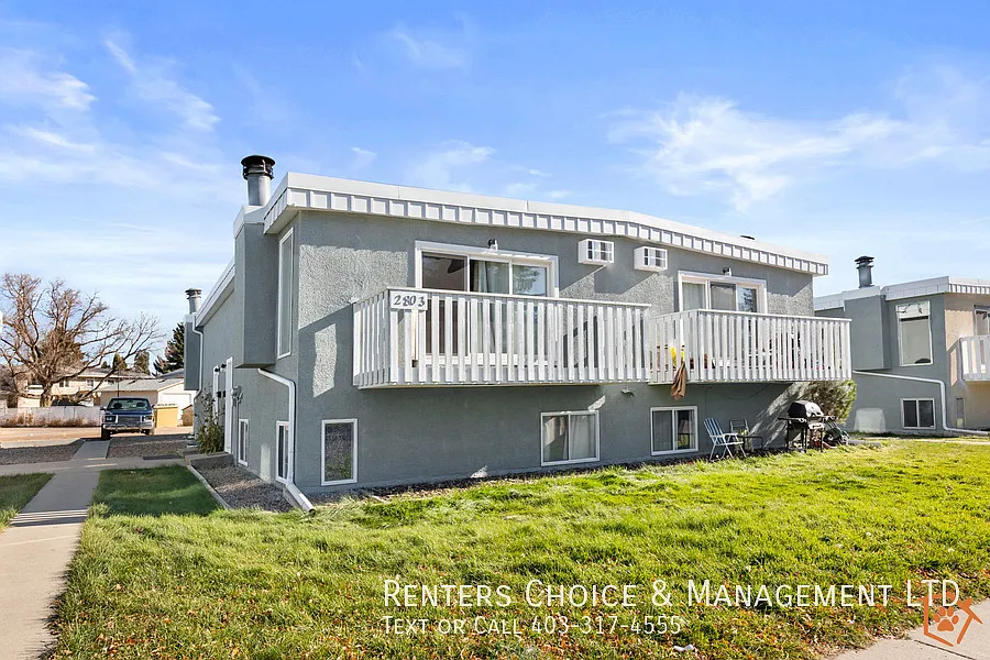 Renovated Dog + Cat Friendly Townhouse with Parking + AC — Photo 1