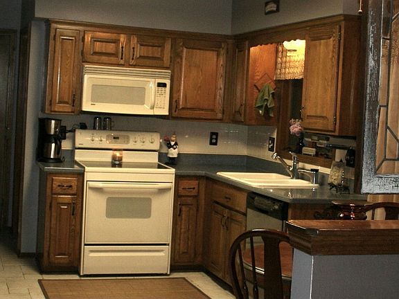eat in kitchen (pic 1)