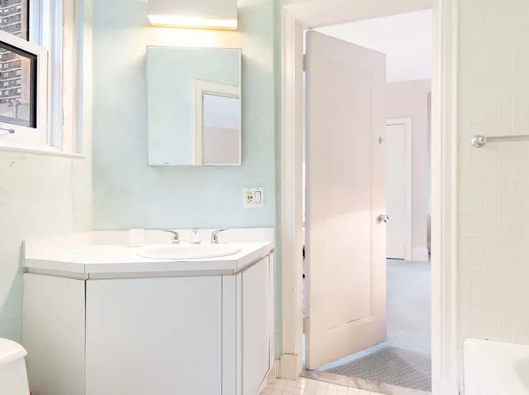 1075 Park Avenue image 8 of 21