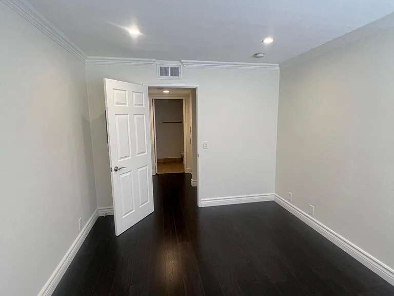 4307 Whitsett Ave #104 — Photo 26