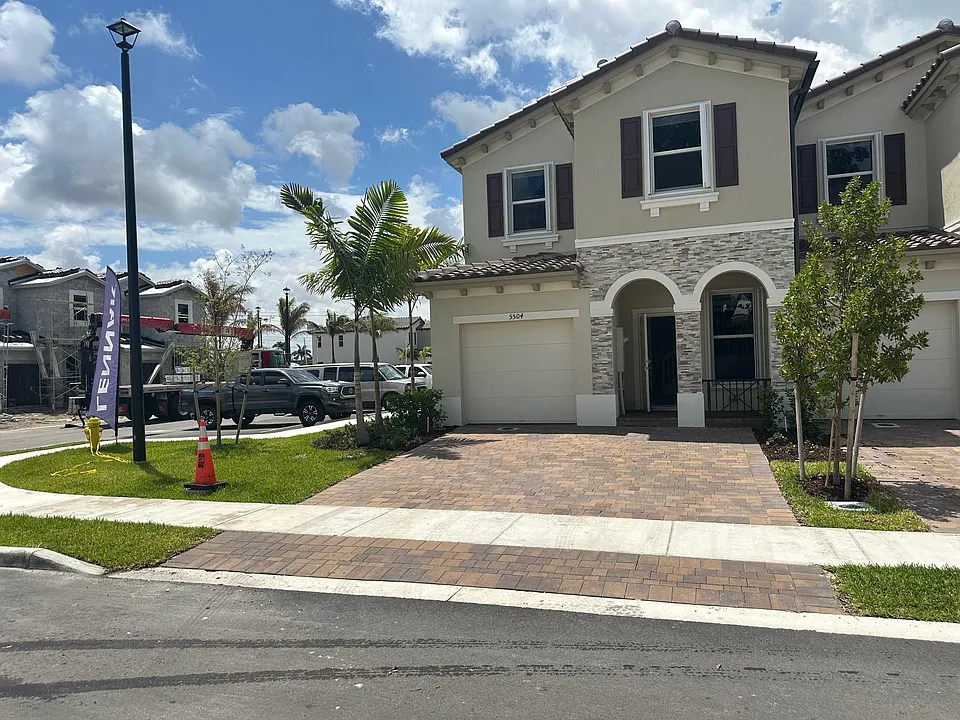 5504 NW 27th Pl