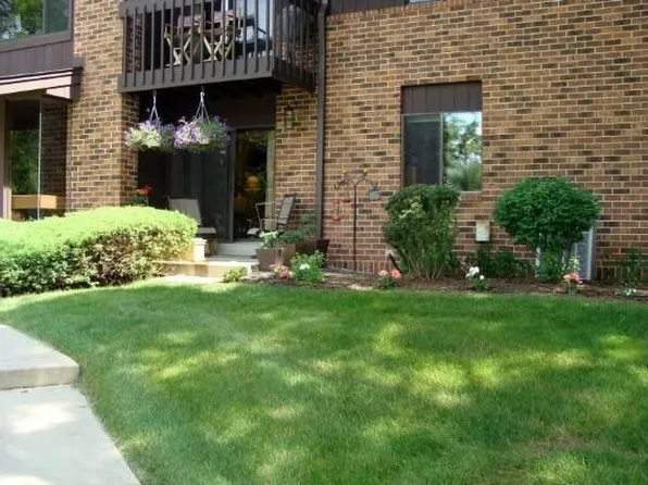 350 Park Hill Dr, Pewaukee, WI 53072
