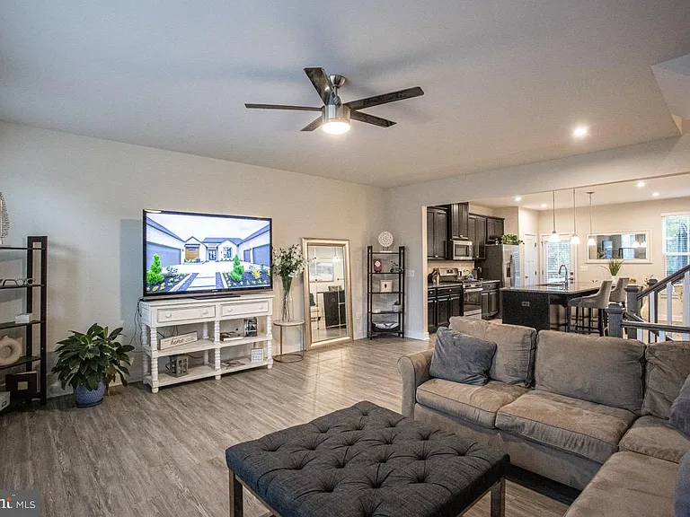 7821 Cove Point Dr — Photo 3