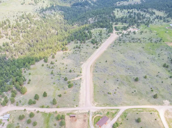 8 Sunset Ridge Rd, Newcastle, WY 82701