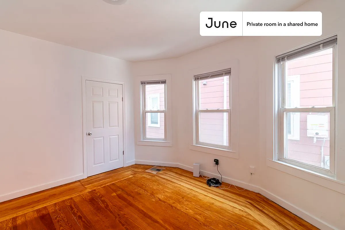 Queen bedroom in 4 bed/1 bath home in JFK/UMass #1751 D — Photo 2
