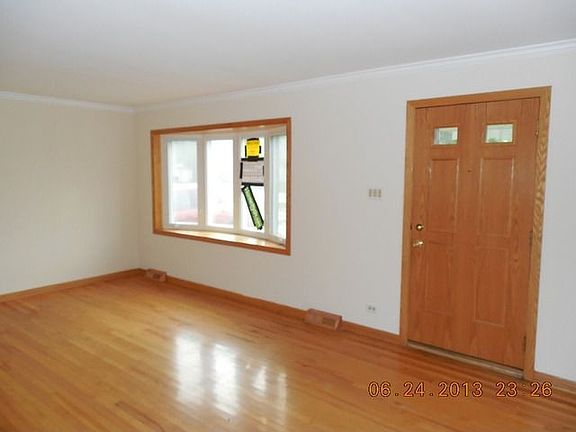 4th image of 215 E Dickens Ave