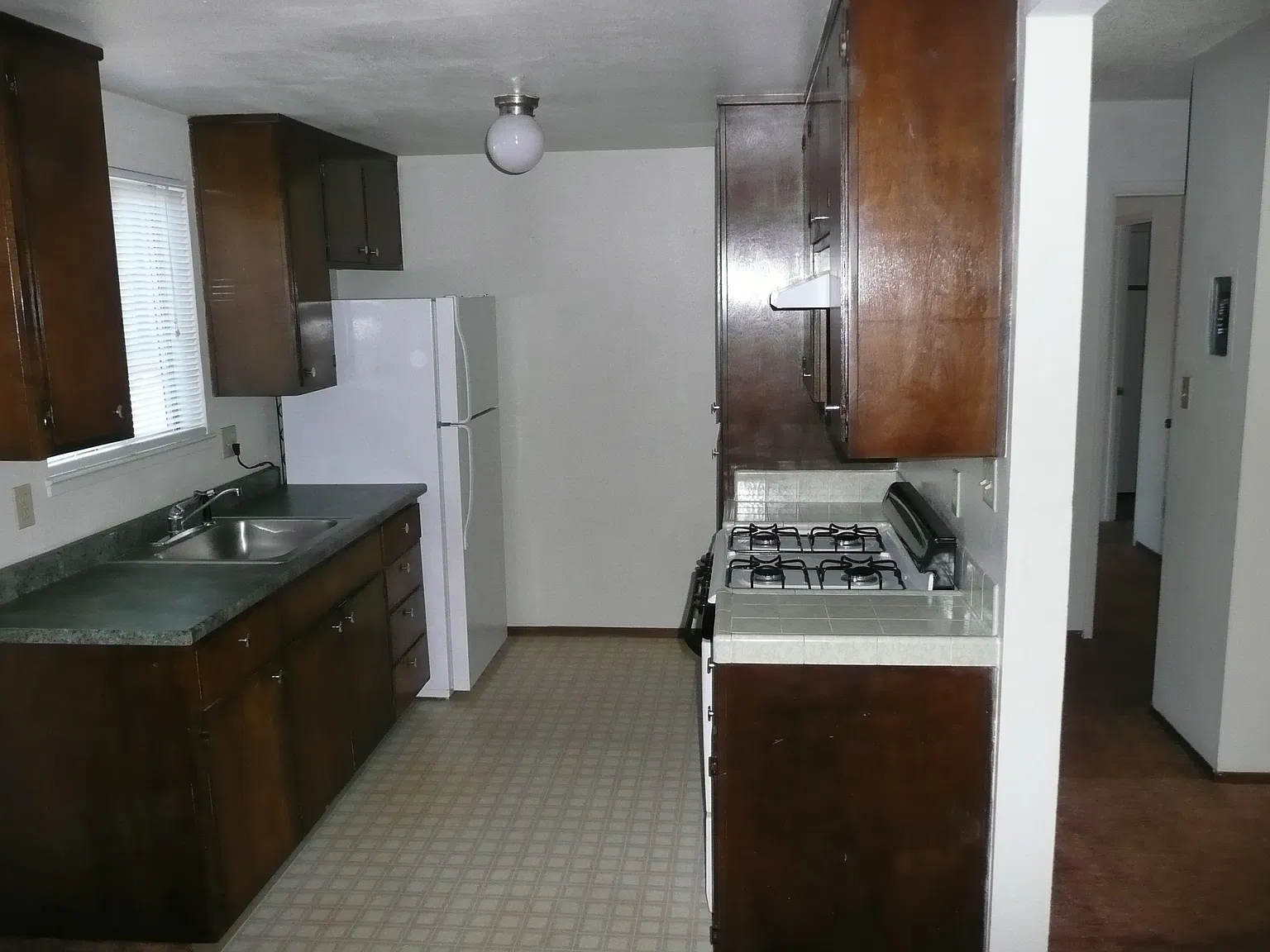 412 W Locust St — Photo 4