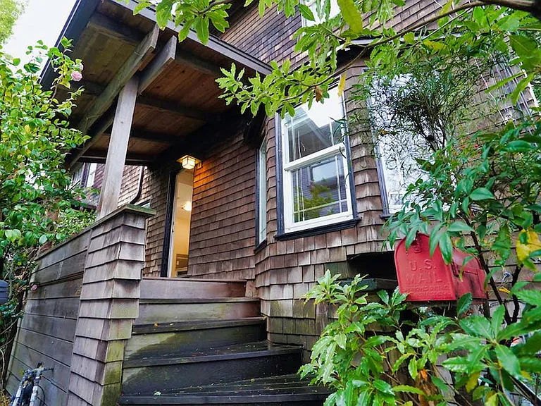 2836 Derby St — Photo 35