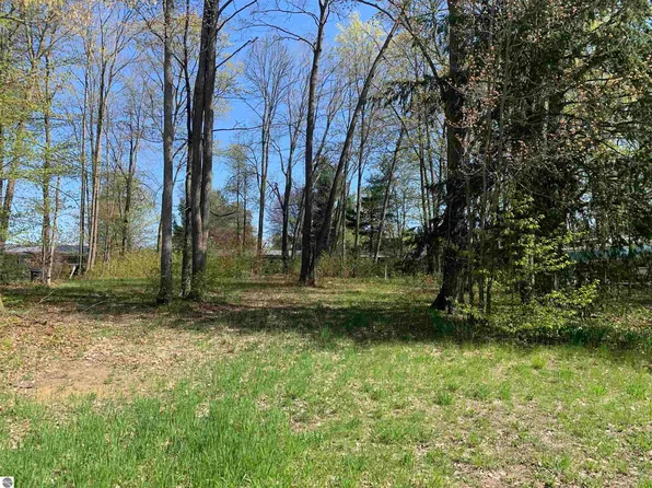 4342 N Ironwood Dr, Traverse City, MI 49685
