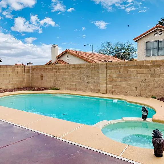 4652 Cosley Dr — Photo 2