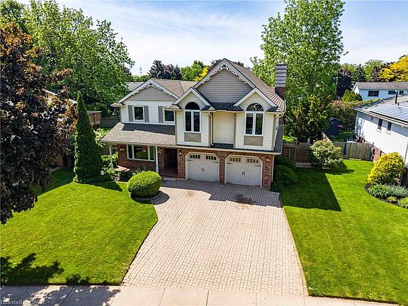 2nd image of 8 Cheval Dr