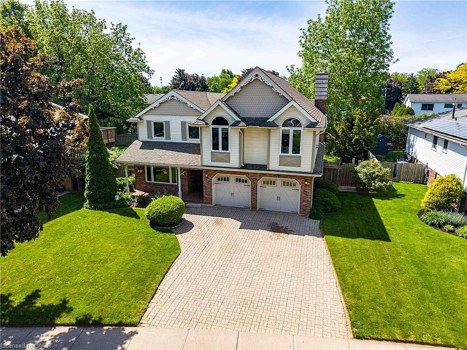 1st image of 8 Cheval Dr