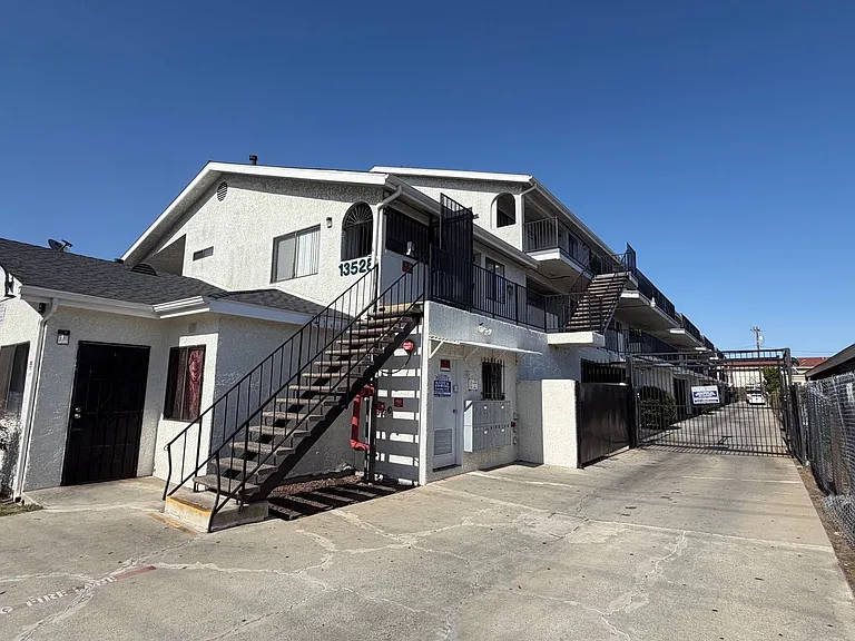 13528 Lemoli Ave — Photo 2