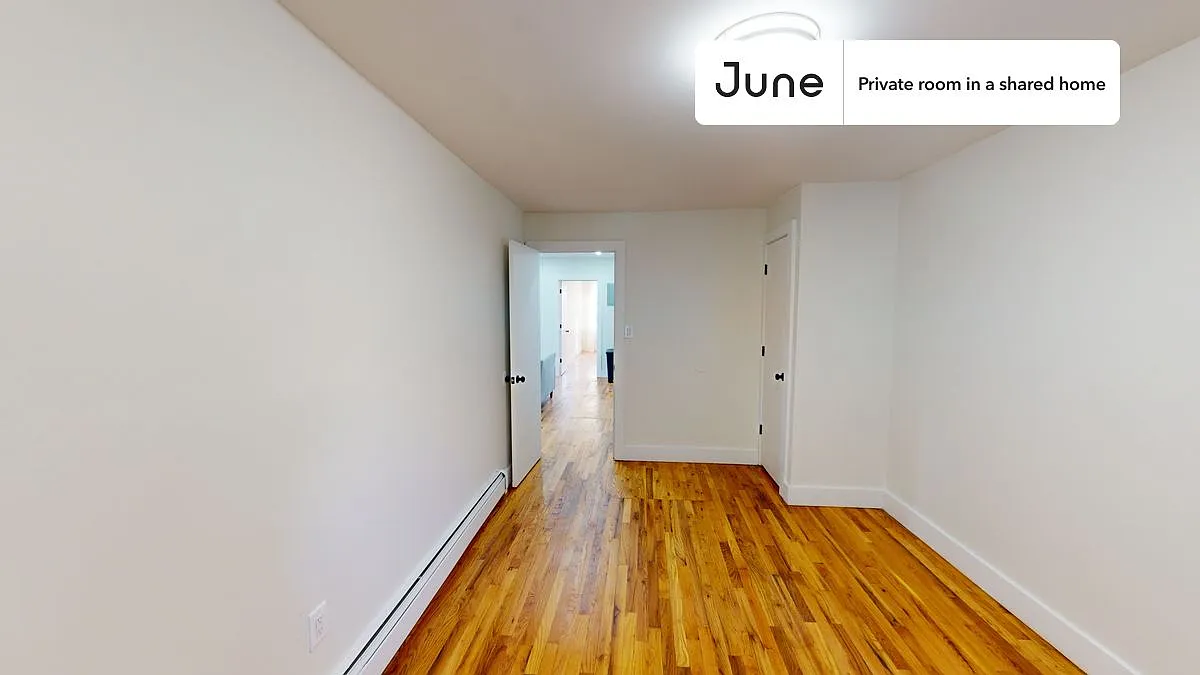 Queen bedroom in 3 bed/1 bath home in Bedford-Stuyvesant #1793 B — Photo 3
