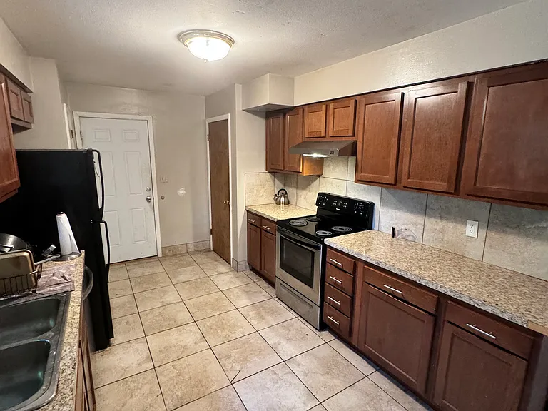 1508 Brentwood Dr — Photo 2
