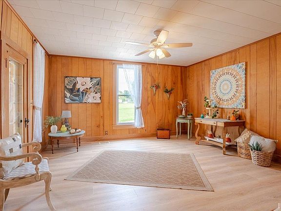 5th image of 2811 E Degonia Rd