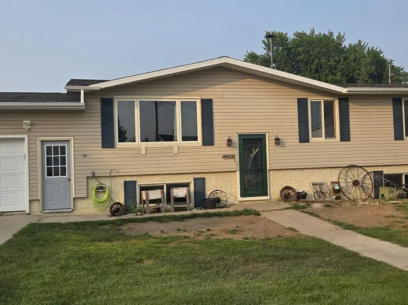 105 W Greene St, Castalia, IA 52133