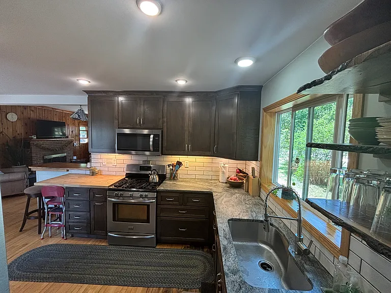 308 Waldo St — Photo 9
