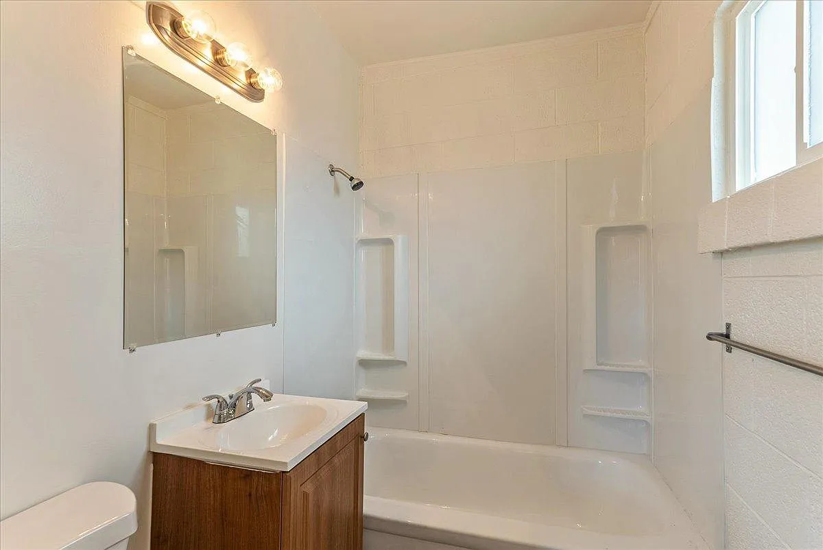 982 E Downington Ave — Photo 4