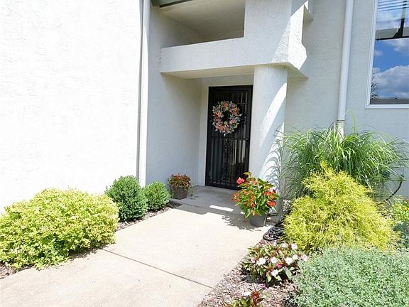 2nd image of 1104 Courtyard Sq