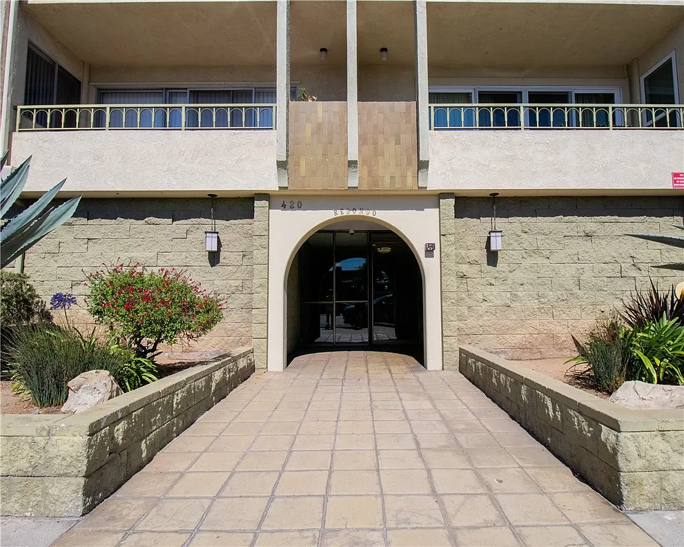 Building Photo - 420 Redondo Ave #103