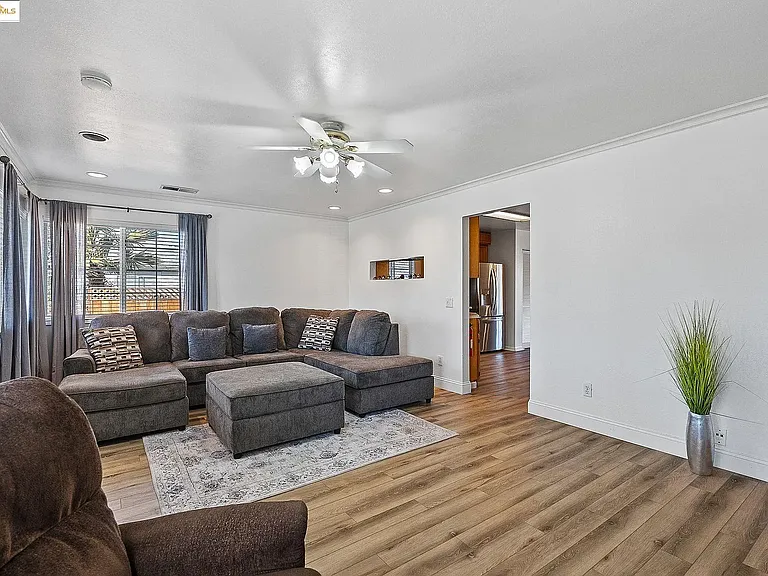718 Sarah St — Photo 3