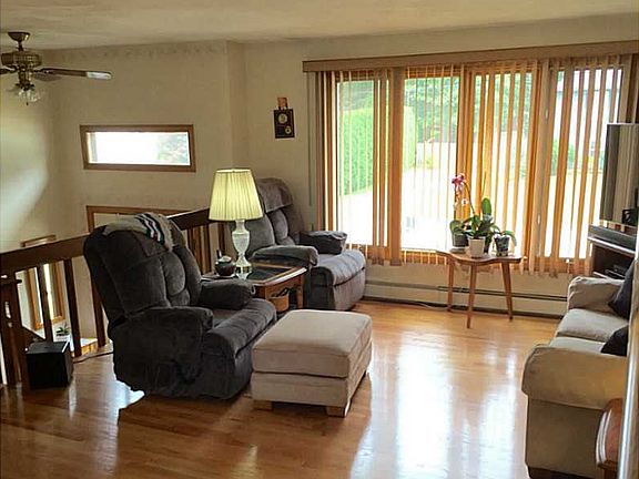 3rd image of 24 Oakridge Dr