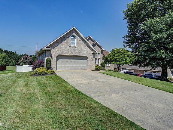 5th image of 305 Emerald Chase Cir