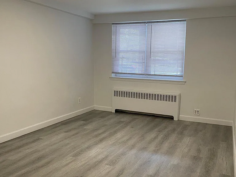 1284 Pelham Pkwy S #1A — Photo 7