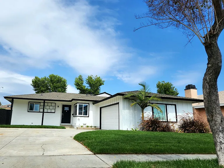 Elmbrook Dr — Photo 13