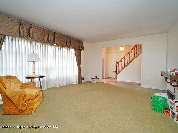 3rd image of 219 Amber St