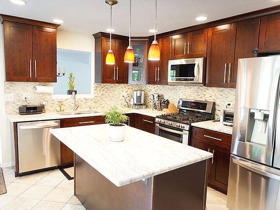 2nd image of 915 W Haven Dr