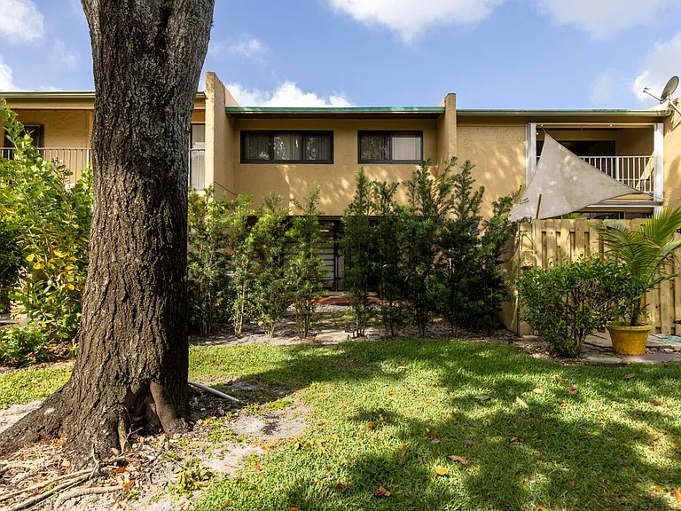 720 E Coco Plum Cir #5 — Photo 2