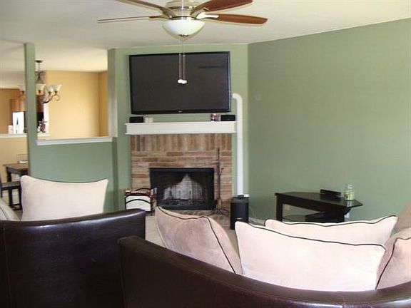 3rd image of 832 Wrigley Dr