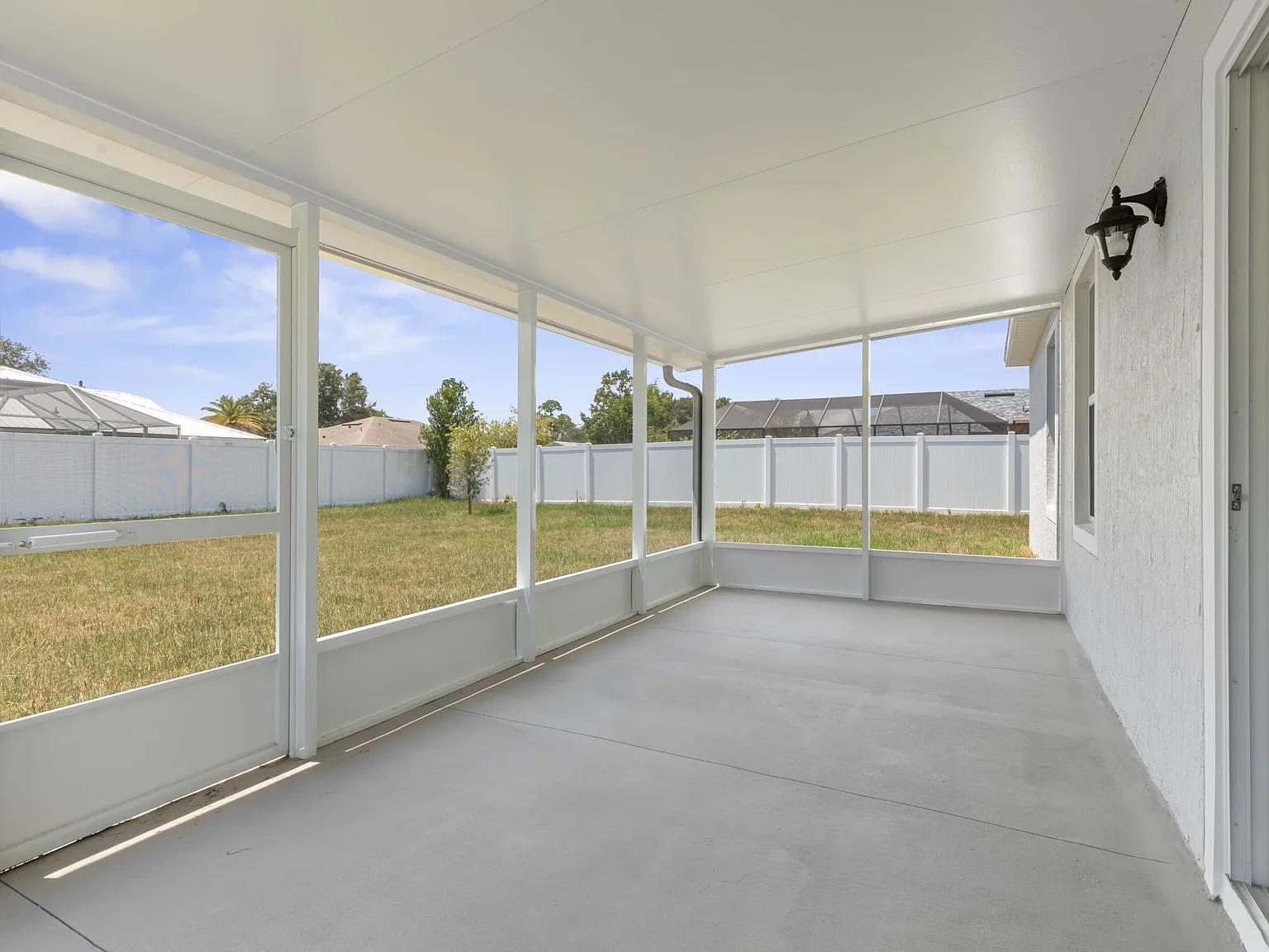 4 bed, 2025 sqft, $2,090 — Photo 4