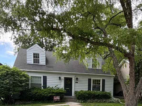 252 Middaugh Rd, Clarendon Hills, IL 60514